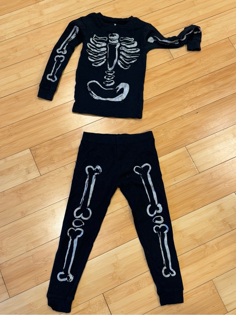 LIKE NEW! Carter’s Kids Graphic Black Skeleton Long Sleeve 2 Piece PJ Set Sz 3T